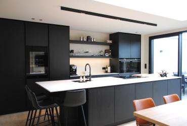 keuken met zwarte fronten
