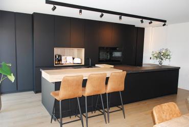 keuken zwart met hout